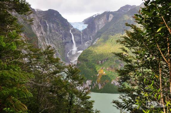 A incrível visão do Vetisquero Colgante e das cachoeiras que nascem nessa geleira, no Parque Nacional Queulat, na Carretera Austral, no sul do Chile